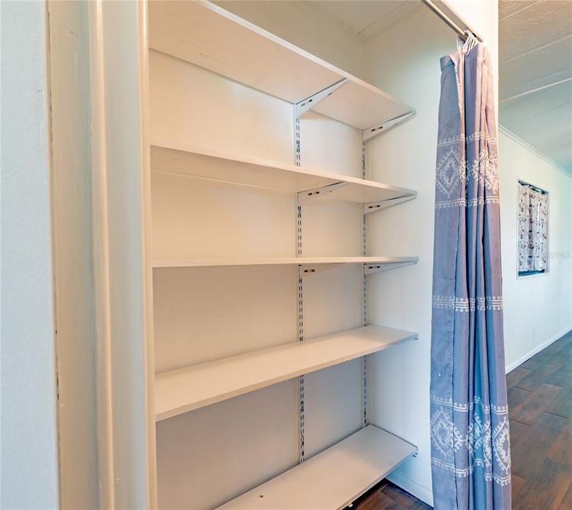 For Sale: $119,900 (2 beds, 2 baths, 896 Square Feet)