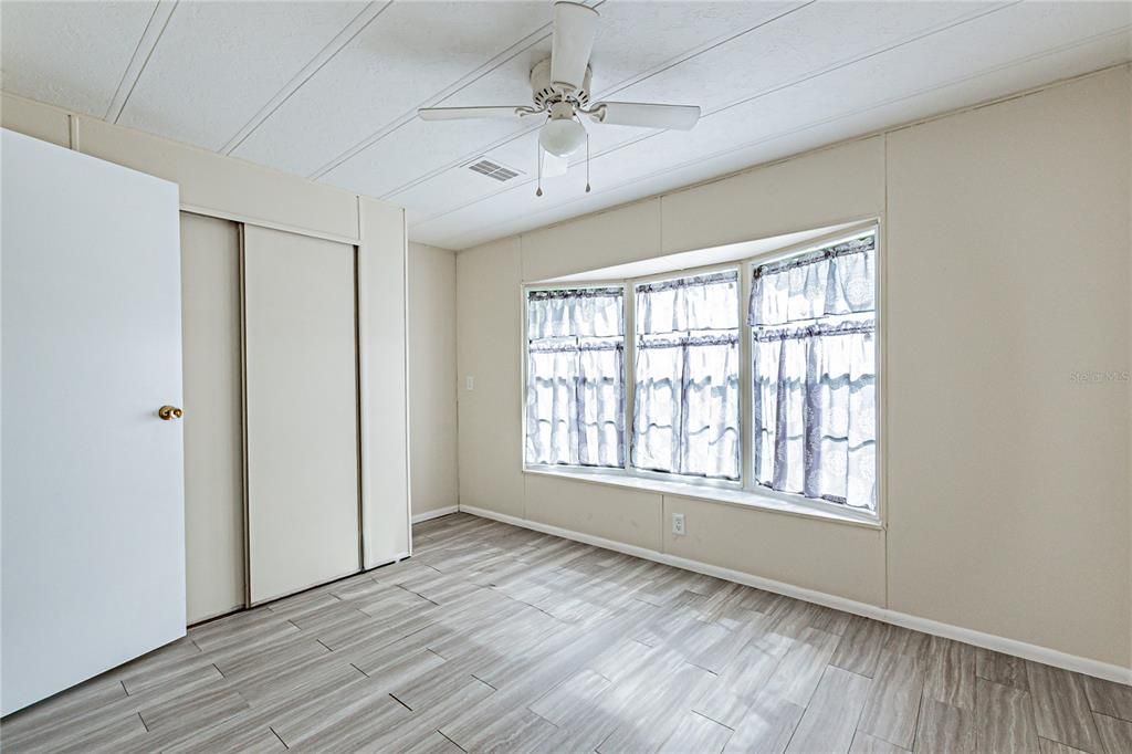 For Sale: $119,900 (2 beds, 2 baths, 896 Square Feet)
