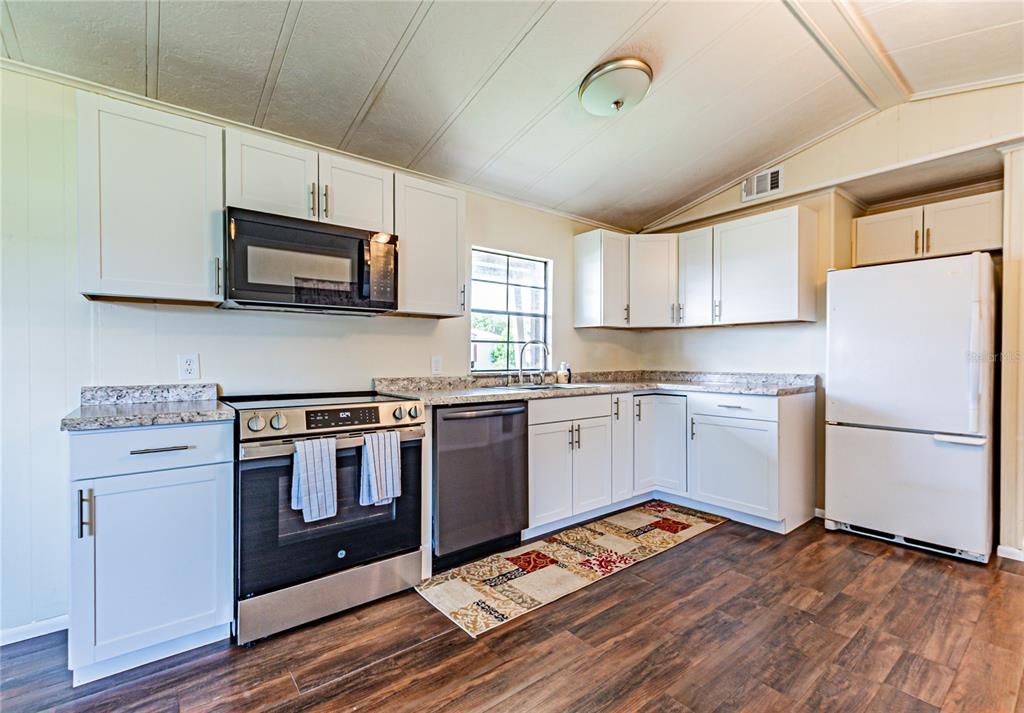 For Sale: $119,900 (2 beds, 2 baths, 896 Square Feet)