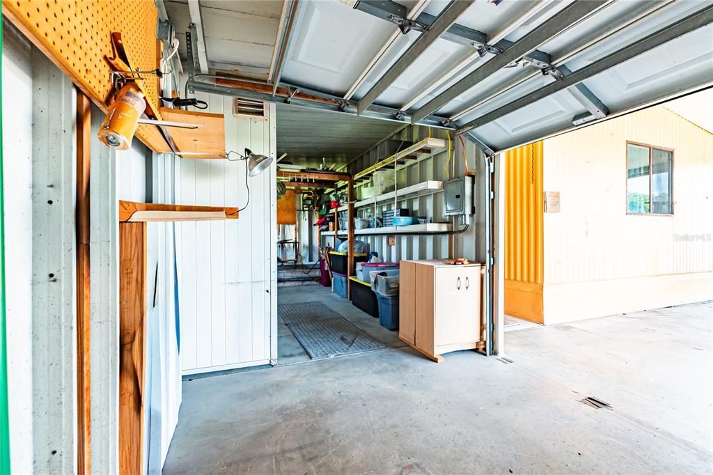 For Sale: $119,900 (2 beds, 2 baths, 896 Square Feet)