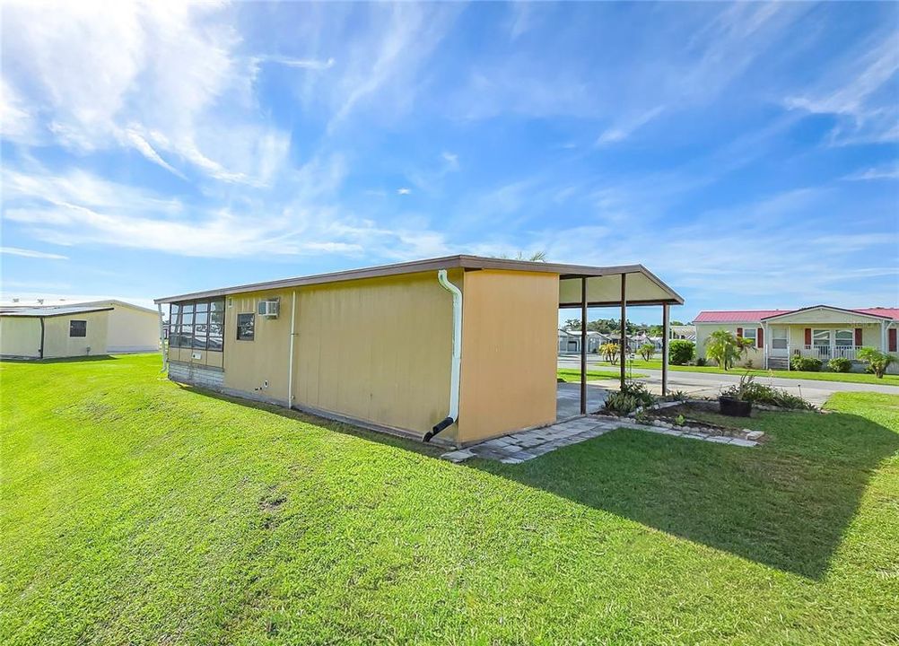 For Sale: $119,900 (2 beds, 2 baths, 896 Square Feet)