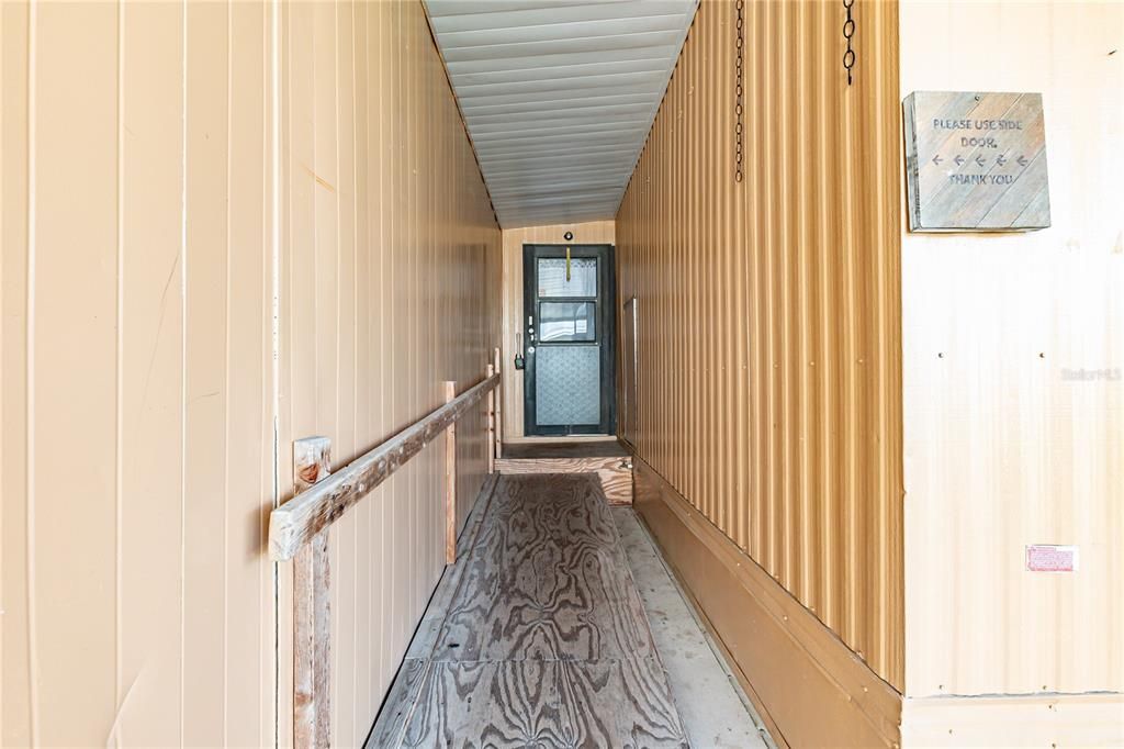 For Sale: $119,900 (2 beds, 2 baths, 896 Square Feet)