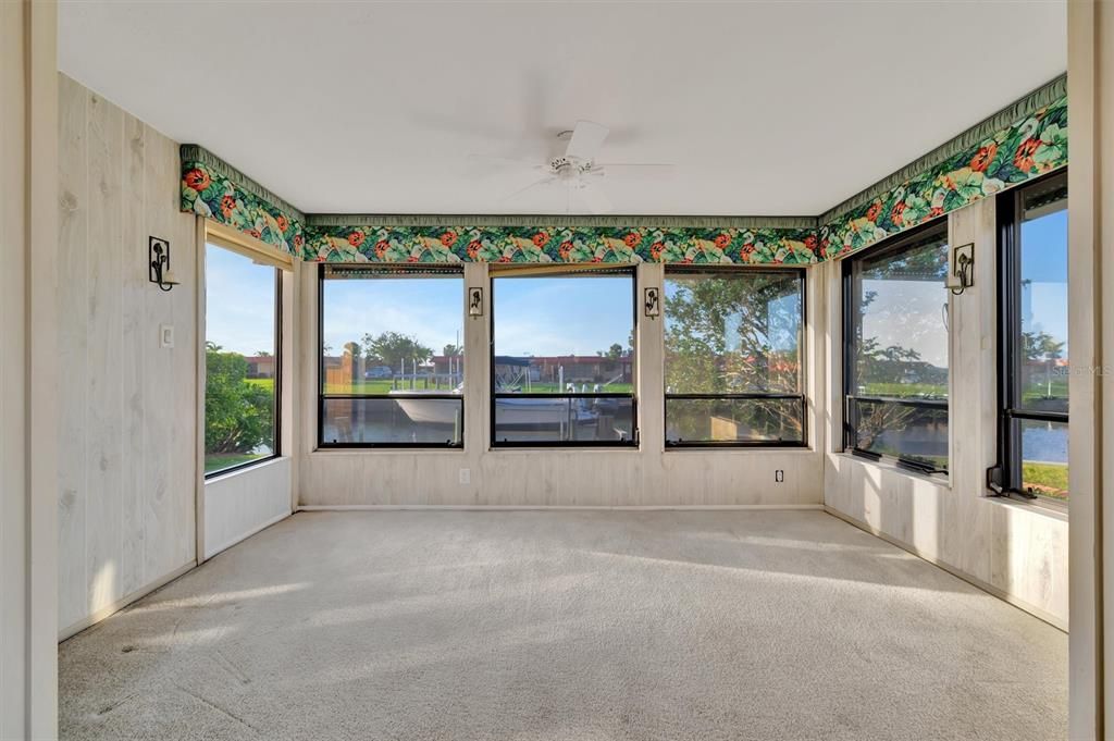 For Sale: $425,000 (2 beds, 2 baths, 1296 Square Feet)