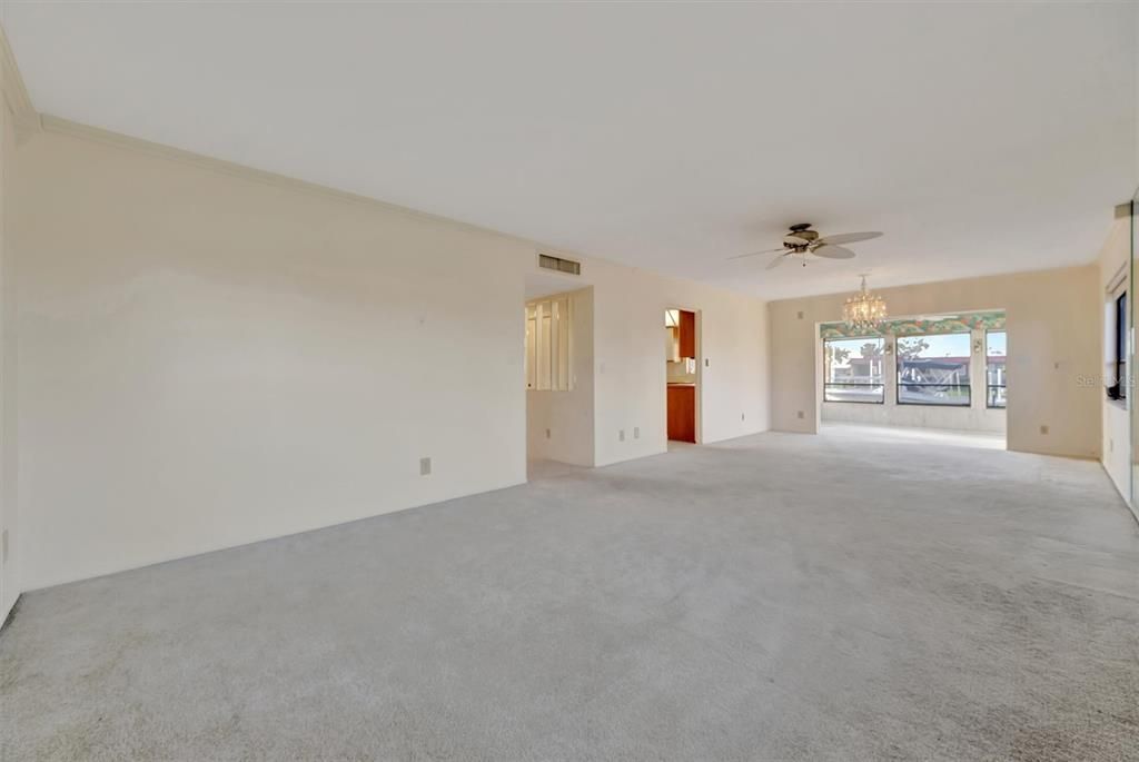 For Sale: $425,000 (2 beds, 2 baths, 1296 Square Feet)