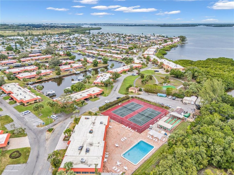 For Sale: $425,000 (2 beds, 2 baths, 1296 Square Feet)