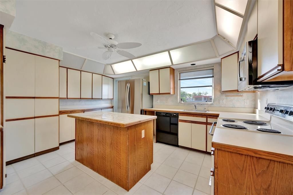 For Sale: $425,000 (2 beds, 2 baths, 1296 Square Feet)