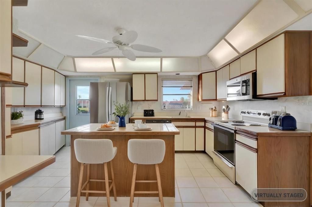 For Sale: $425,000 (2 beds, 2 baths, 1296 Square Feet)