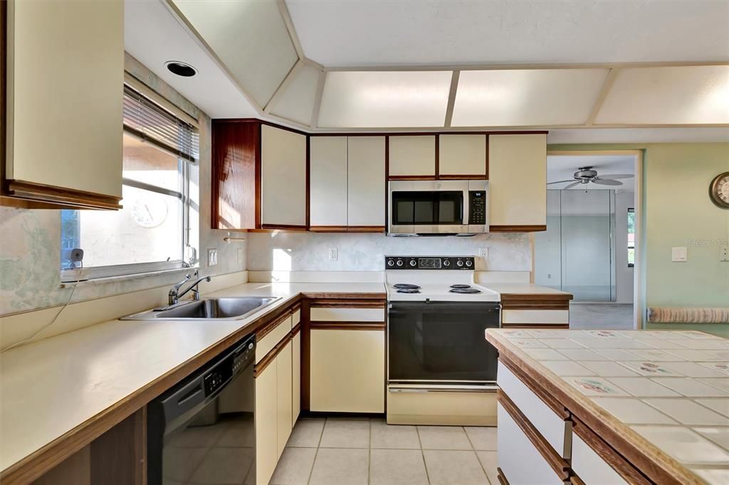For Sale: $425,000 (2 beds, 2 baths, 1296 Square Feet)