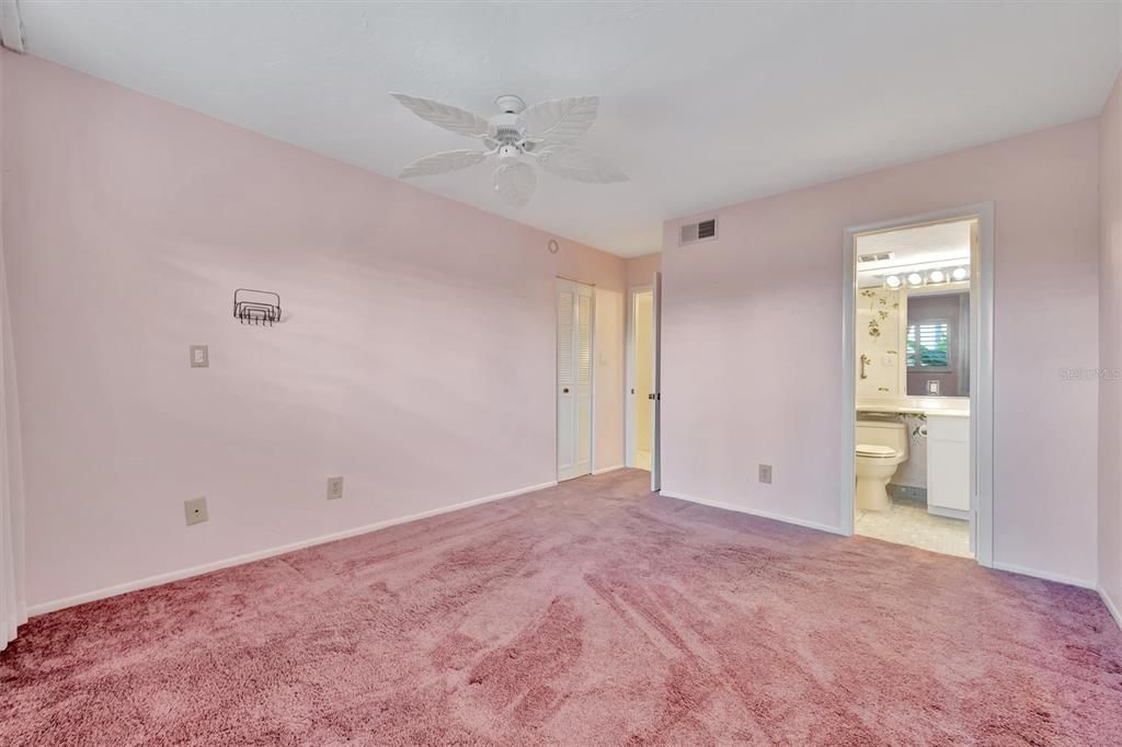 For Sale: $425,000 (2 beds, 2 baths, 1296 Square Feet)