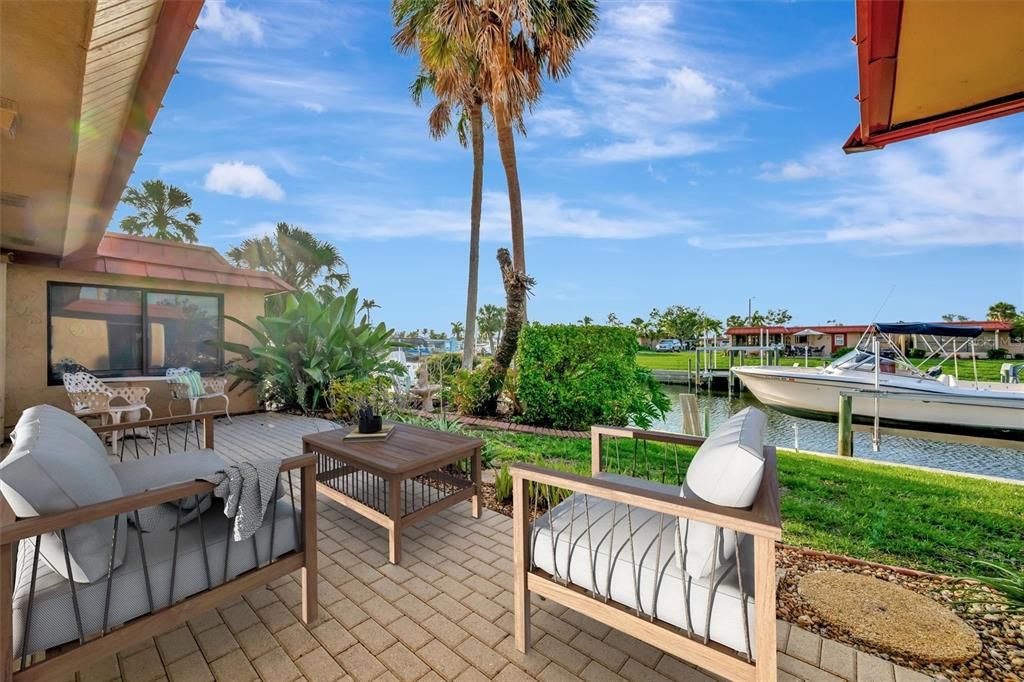For Sale: $425,000 (2 beds, 2 baths, 1296 Square Feet)