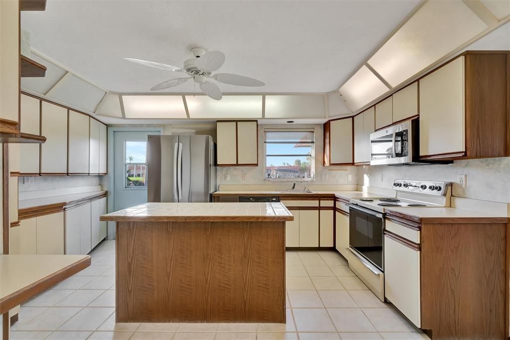 For Sale: $425,000 (2 beds, 2 baths, 1296 Square Feet)