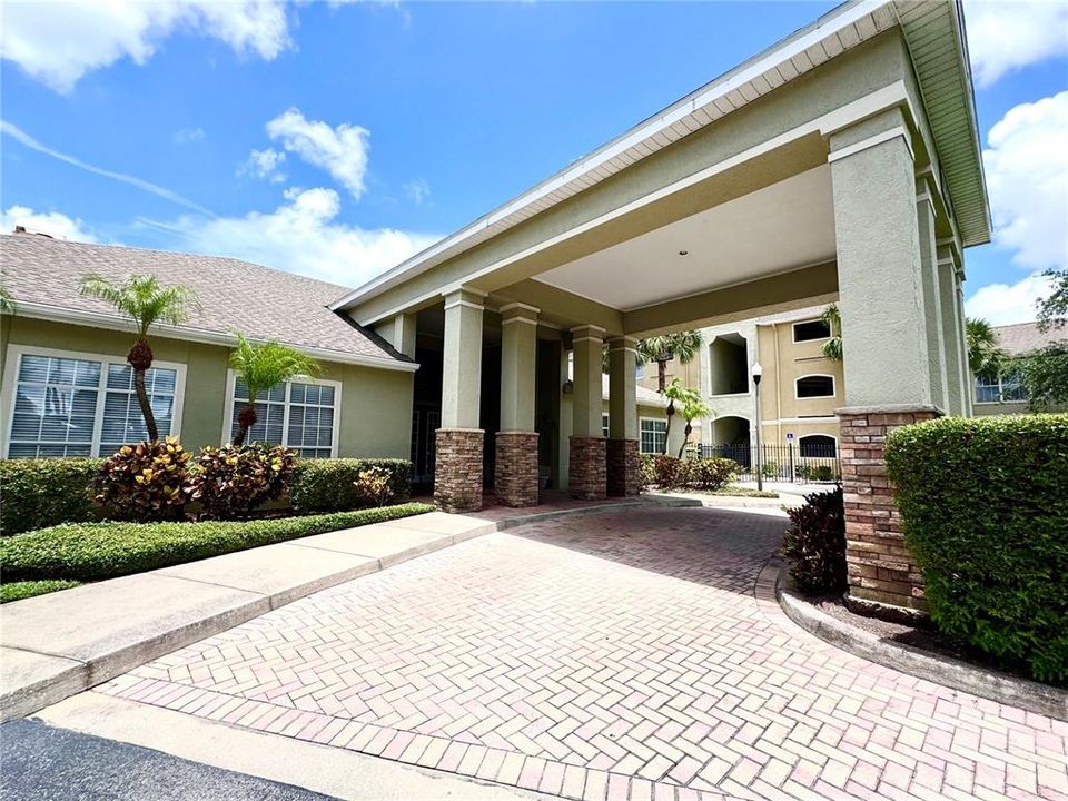 For Sale: $215,000 (1 beds, 1 baths, 701 Square Feet)