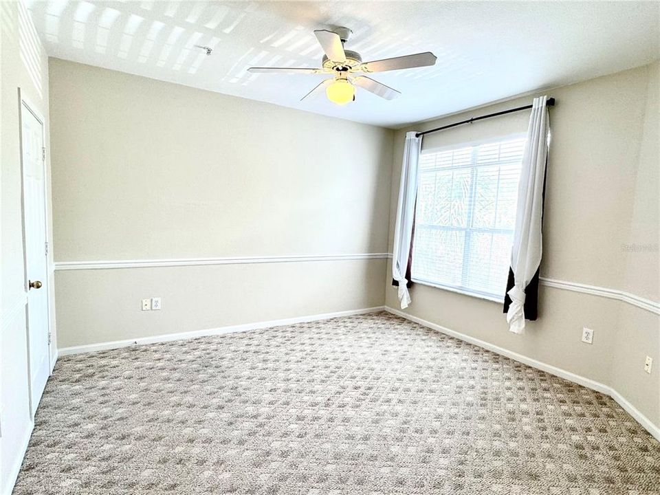 For Sale: $215,000 (1 beds, 1 baths, 701 Square Feet)