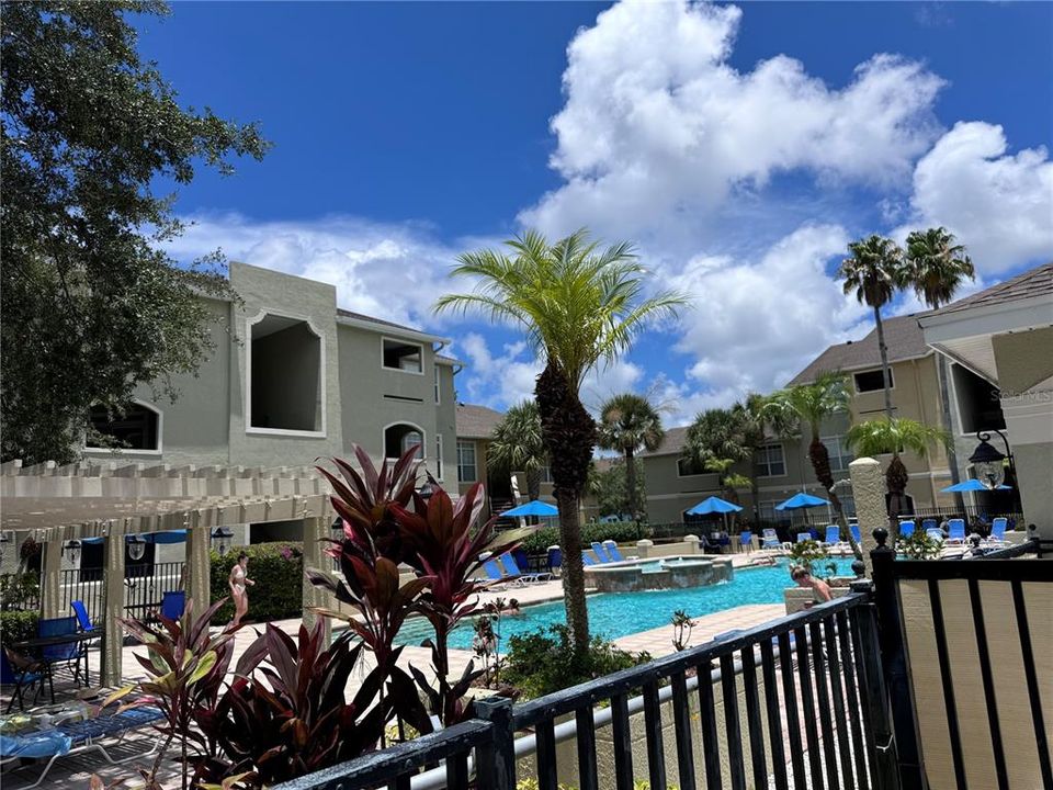 For Sale: $215,000 (1 beds, 1 baths, 701 Square Feet)