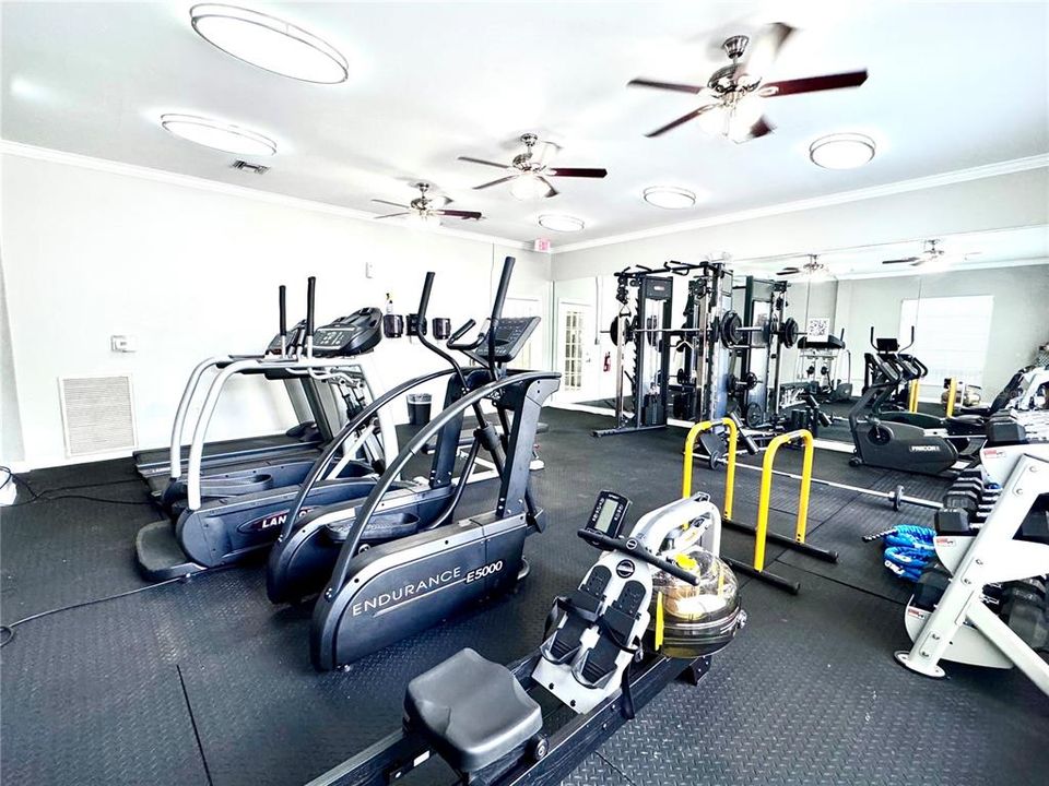 For Sale: $215,000 (1 beds, 1 baths, 701 Square Feet)