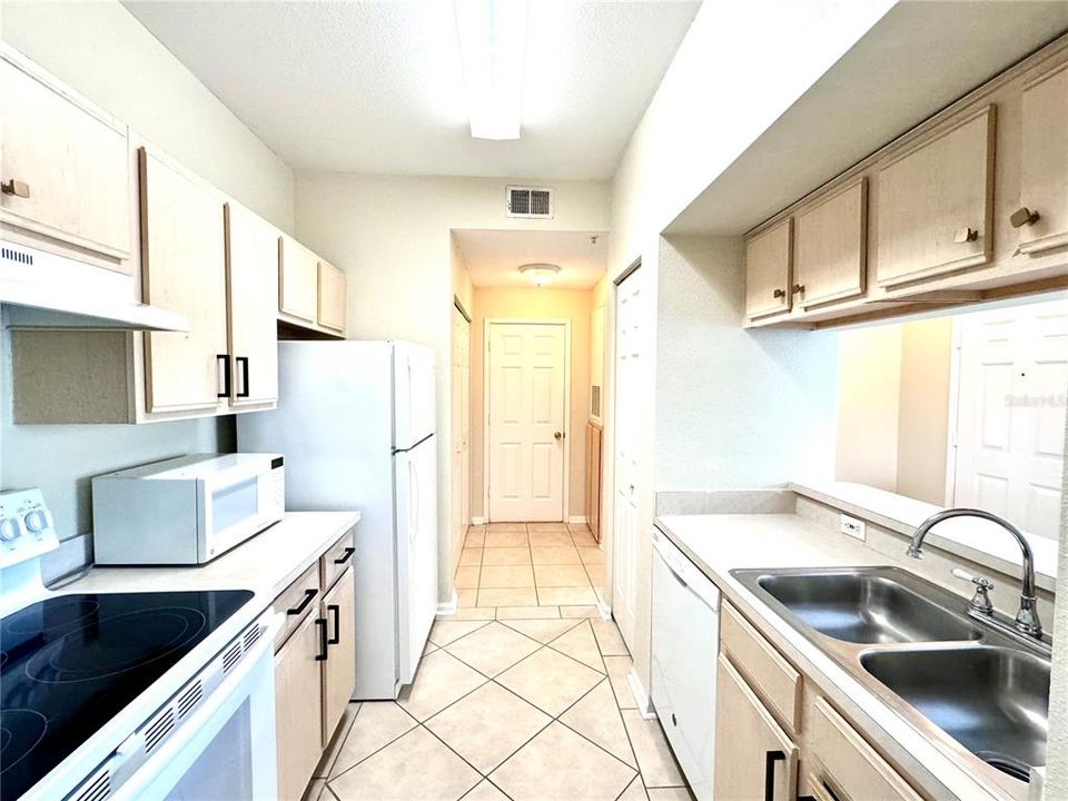 For Sale: $215,000 (1 beds, 1 baths, 701 Square Feet)