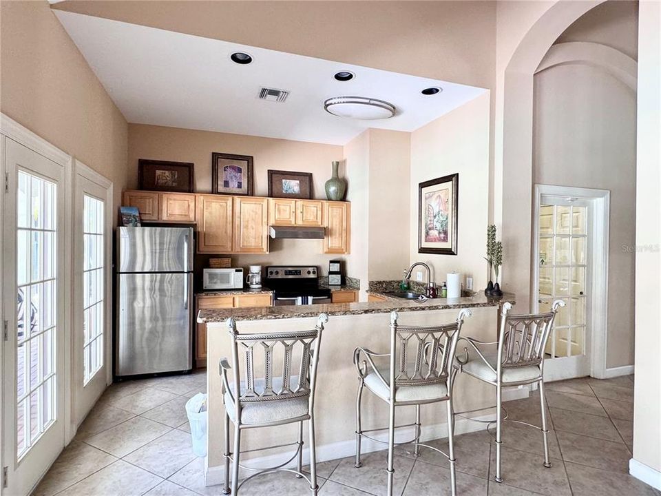 For Sale: $215,000 (1 beds, 1 baths, 701 Square Feet)