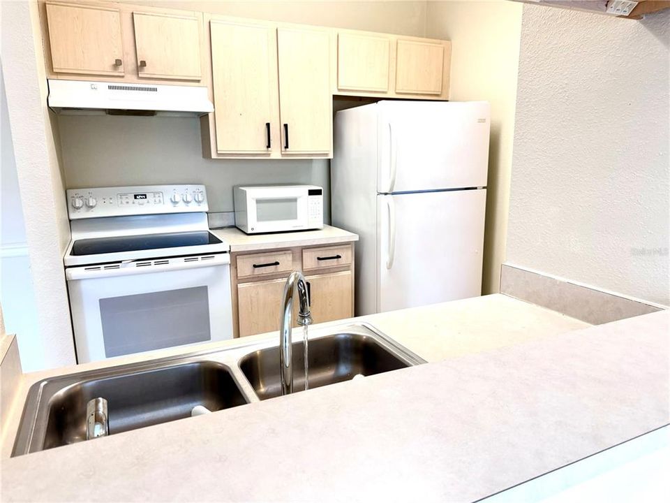 For Sale: $215,000 (1 beds, 1 baths, 701 Square Feet)