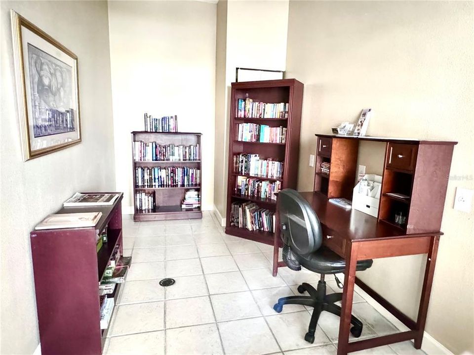 For Sale: $215,000 (1 beds, 1 baths, 701 Square Feet)