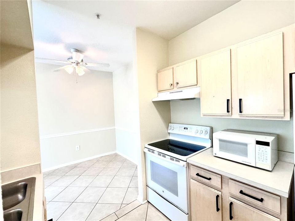 For Sale: $215,000 (1 beds, 1 baths, 701 Square Feet)