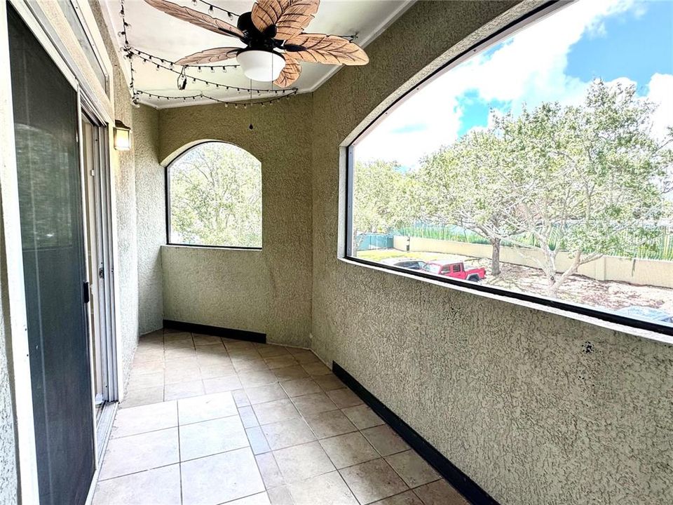For Sale: $215,000 (1 beds, 1 baths, 701 Square Feet)