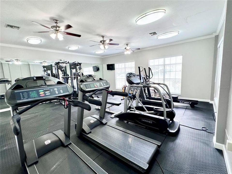 For Sale: $215,000 (1 beds, 1 baths, 701 Square Feet)