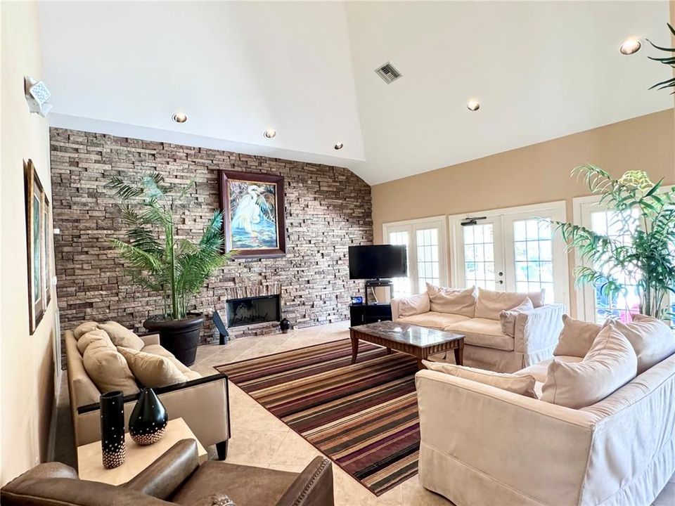 For Sale: $215,000 (1 beds, 1 baths, 701 Square Feet)