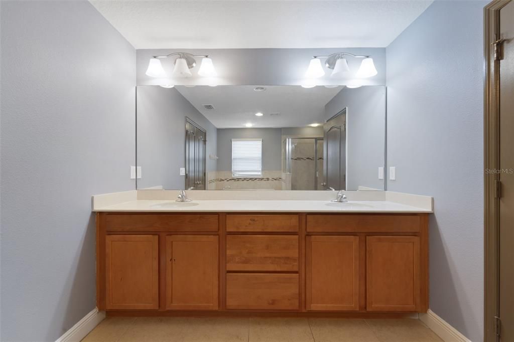 For Sale: $599,999 (5 beds, 4 baths, 3537 Square Feet)