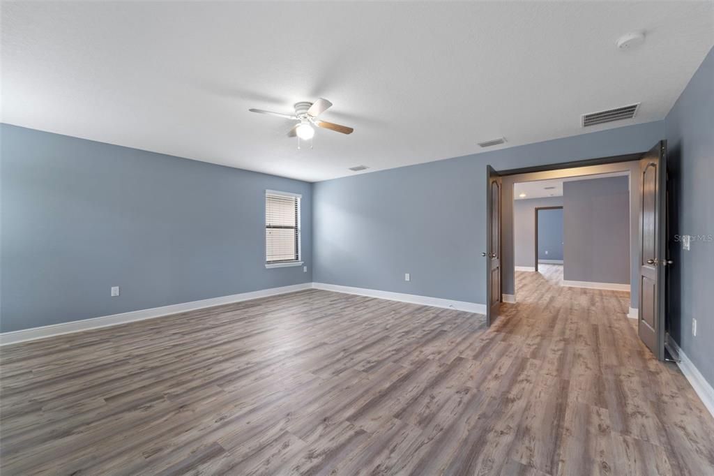 For Sale: $599,999 (5 beds, 4 baths, 3537 Square Feet)