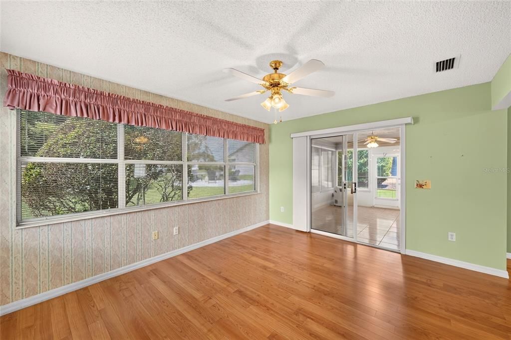 For Sale: $259,900 (2 beds, 2 baths, 1092 Square Feet)
