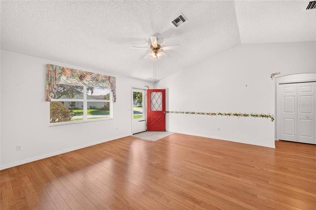 For Sale: $259,900 (2 beds, 2 baths, 1092 Square Feet)