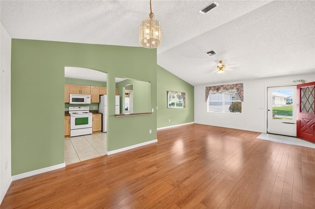 For Sale: $259,900 (2 beds, 2 baths, 1092 Square Feet)