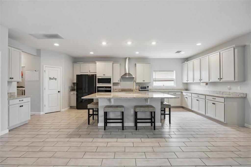 For Sale: $640,000 (6 beds, 4 baths, 3985 Square Feet)
