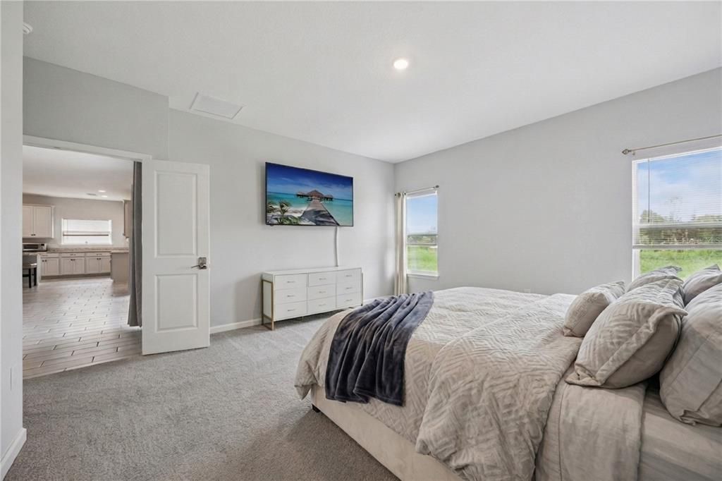 For Sale: $640,000 (6 beds, 4 baths, 3985 Square Feet)