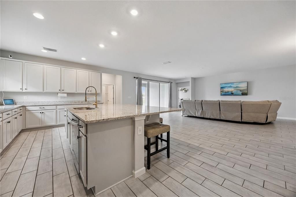 For Sale: $640,000 (6 beds, 4 baths, 3985 Square Feet)