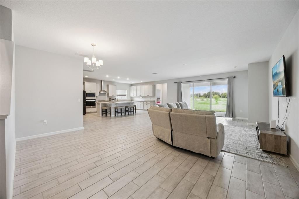 For Sale: $640,000 (6 beds, 4 baths, 3985 Square Feet)