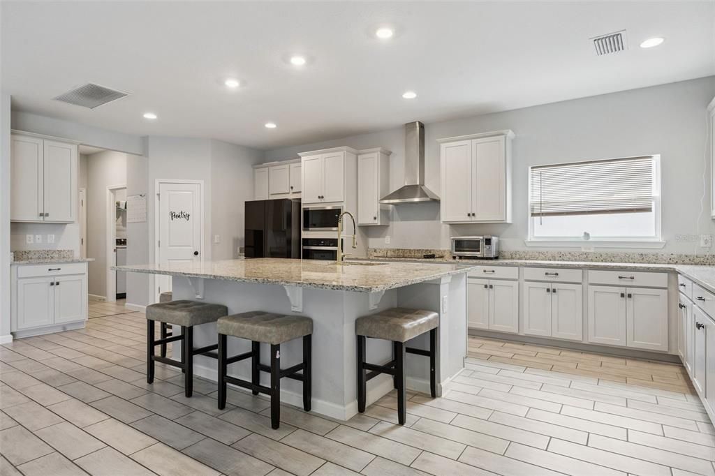 For Sale: $640,000 (6 beds, 4 baths, 3985 Square Feet)