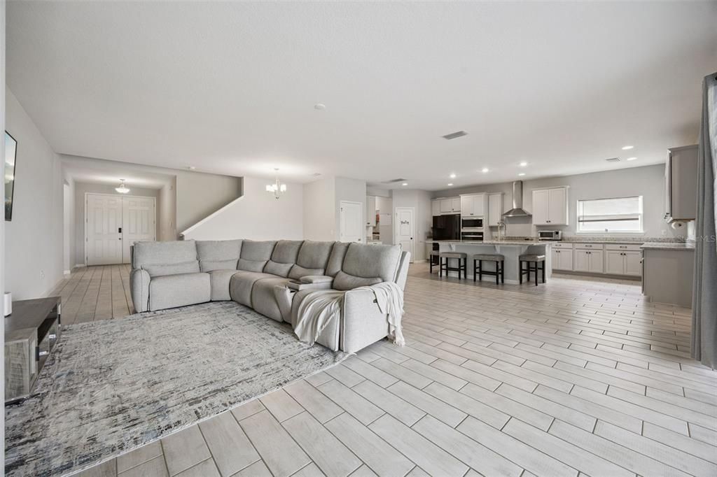 For Sale: $640,000 (6 beds, 4 baths, 3985 Square Feet)