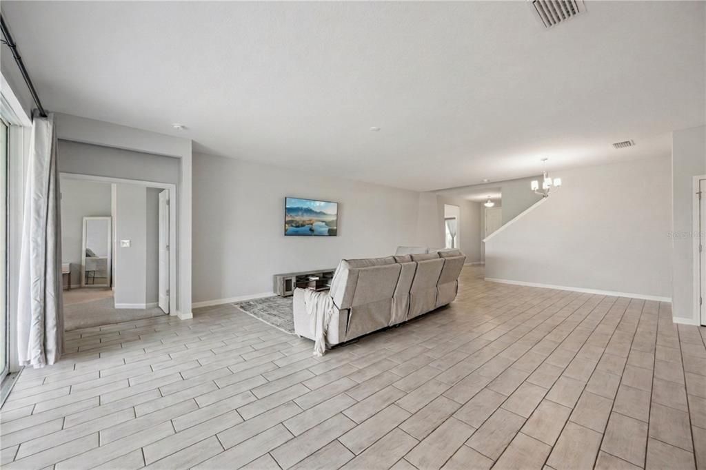 For Sale: $640,000 (6 beds, 4 baths, 3985 Square Feet)