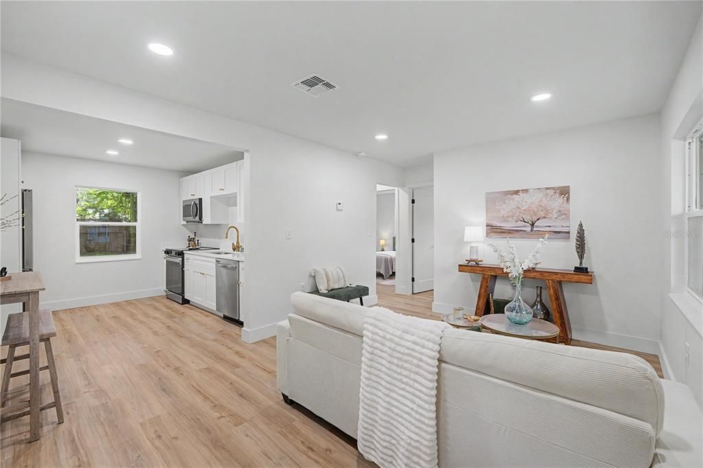 For Sale: $189,000 (2 beds, 1 baths, 720 Square Feet)