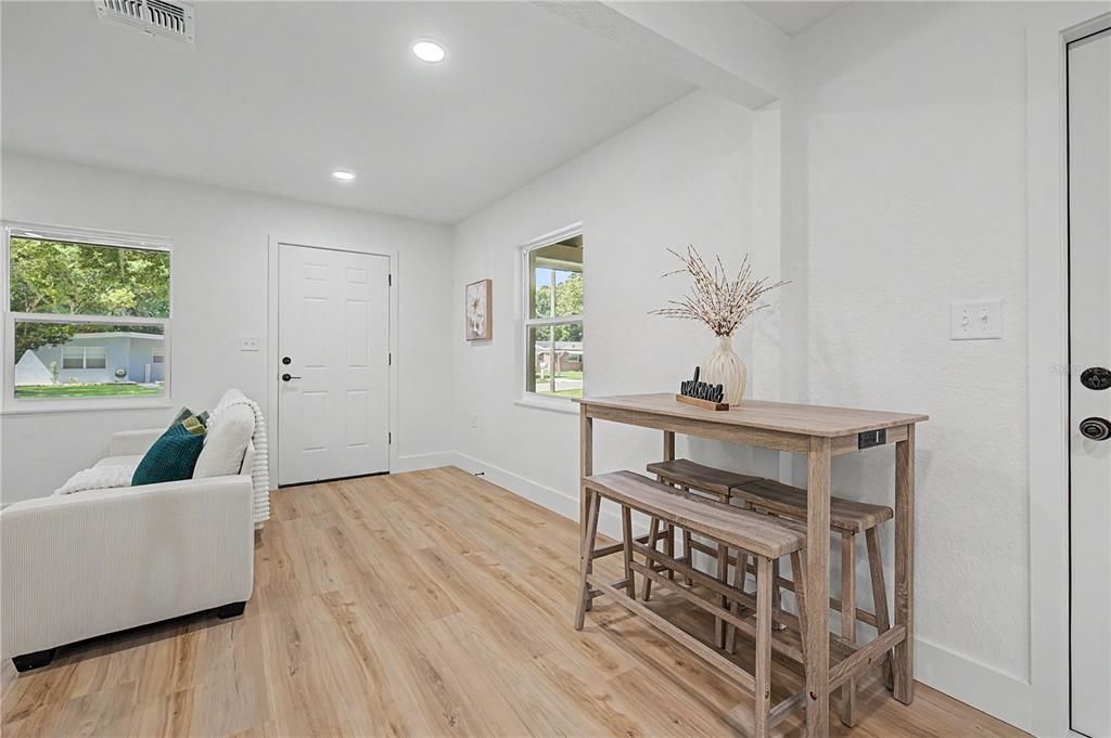 For Sale: $189,000 (2 beds, 1 baths, 720 Square Feet)