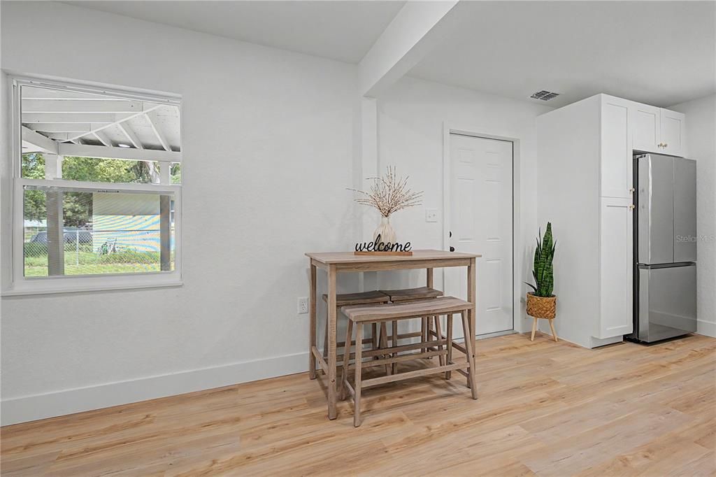 For Sale: $189,000 (2 beds, 1 baths, 720 Square Feet)