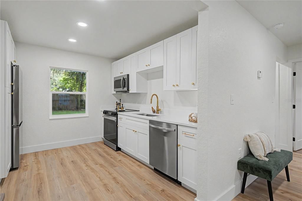 For Sale: $189,000 (2 beds, 1 baths, 720 Square Feet)