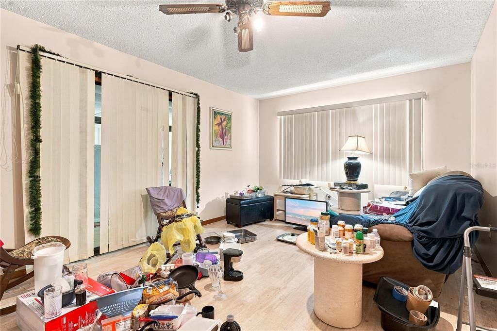 For Sale: $65,000 (2 beds, 1 baths, 960 Square Feet)