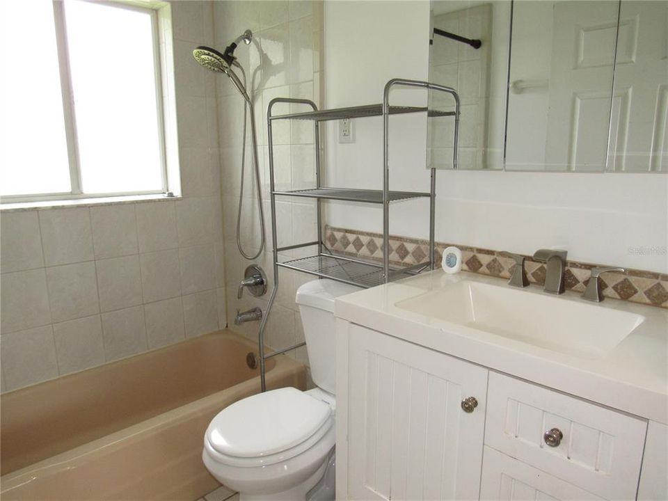 На продажу: $199,900 (2 спален, 1 ванн, 836 Квадратных фут)