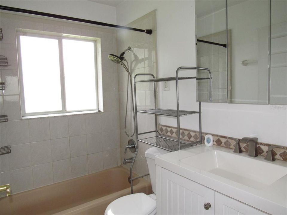 На продажу: $199,900 (2 спален, 1 ванн, 836 Квадратных фут)