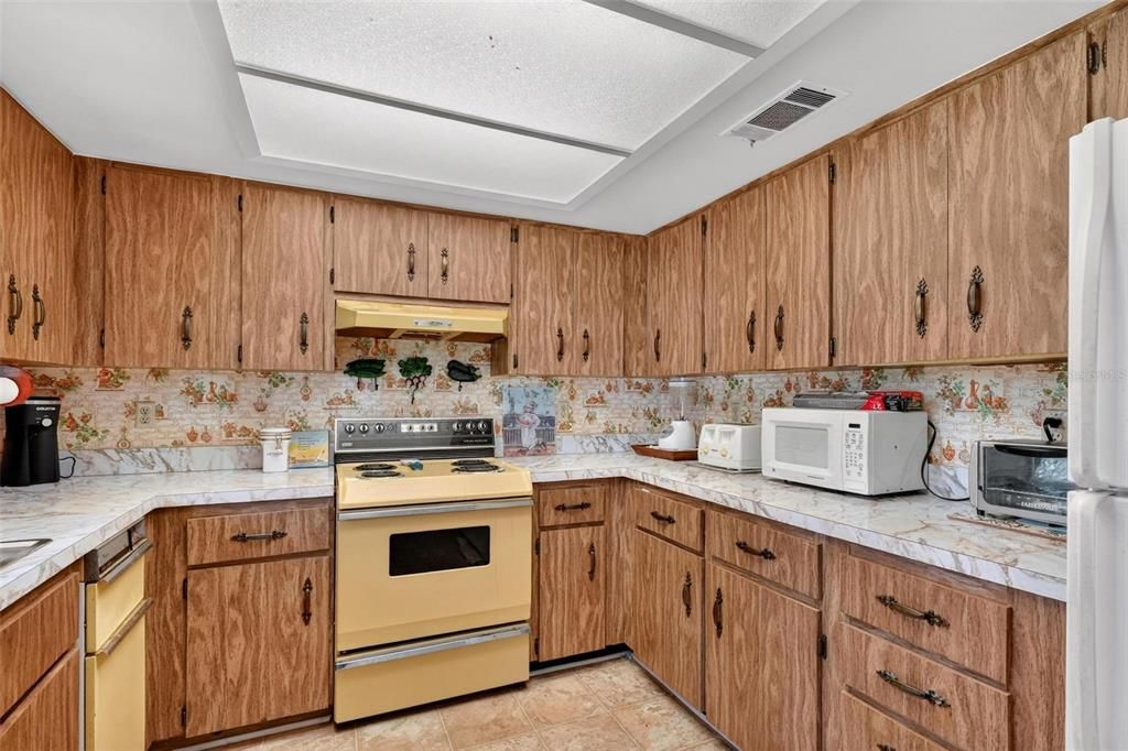 For Sale: $295,000 (3 beds, 2 baths, 1659 Square Feet)