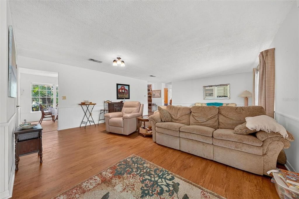 For Sale: $295,000 (3 beds, 2 baths, 1659 Square Feet)