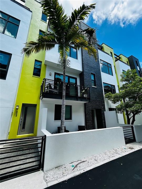 For Rent: $4,950 (3 beds, 3 baths, 1972 Square Feet)
