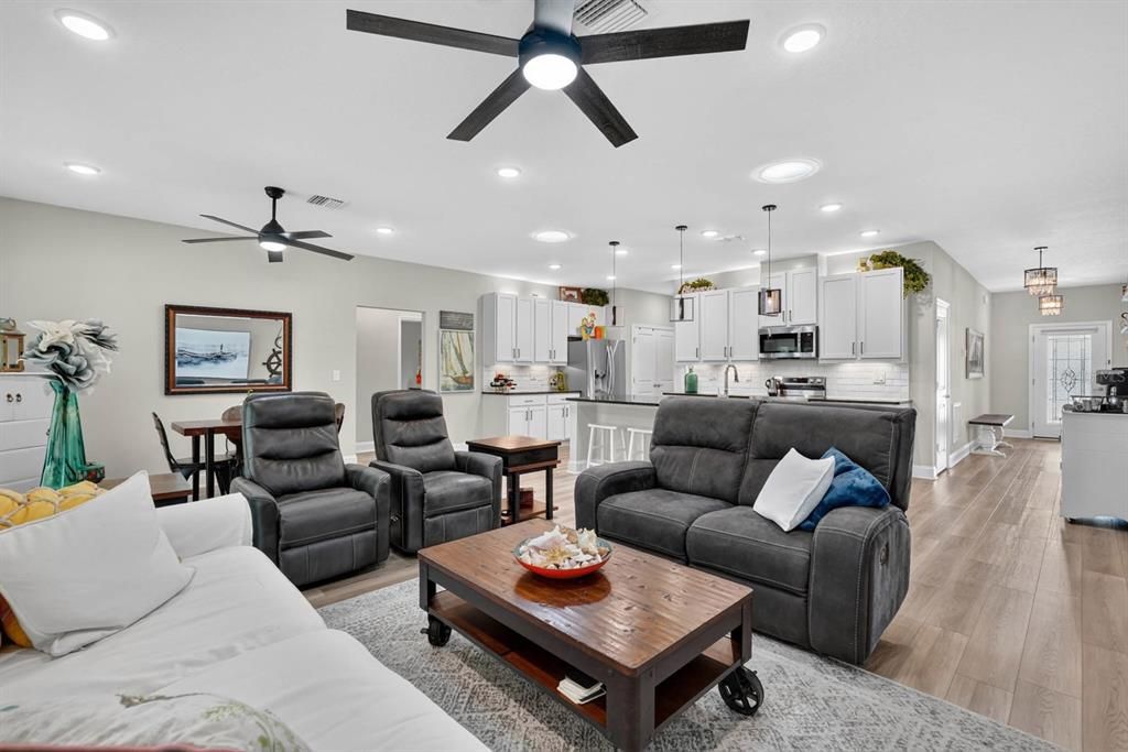 En Venta: $449,000 (4 camas, 3 baños, 2279 Pies cuadrados)